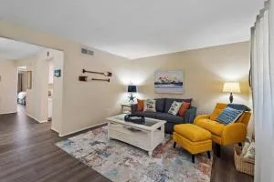 Sea Escape - Condo with Pool Hot Tub Plus Private Community Beach - Broadwater