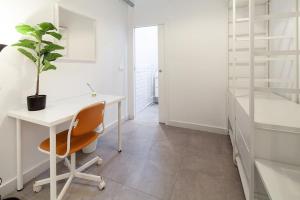 Loft next to calle Betis, best area of Seville-Sevillarooms