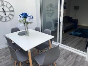 Modern 4 Bedroom House 10 mins from East Croydon with Garden and Free parking