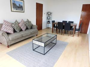 Charming 2 bed apt close to City and SEC Hydro