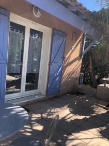 De la Clape à la mer mon petit pavillon labellisé - f2- piscine commune - wifi gratuit- parking privé - arrivee autonome - 800 m plage - grande terrasse abritée vent -