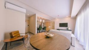 Fully Serviced Apartment at Regatta Living II - 905