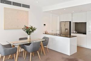 Luxury Overlooking Hindmarsh Sq with Pool & Gym