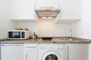 Studio (3 Adults) - Calle Adolfo Rodriguez Jurado 8 - 4th floor room in Apartamentos Diaber Edificio Constitución