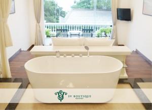 Phòng Deluxe cao cấp giường đôi (Premium Deluxe Double Room)