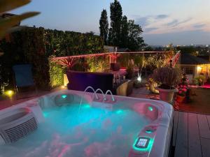 Love hotels Spa de la Lune - Private love room suite with terrace and view - Air Conditioned- Double jacuzzi - Sauna - King size bed - Free WIFI - Free parking - Free breakfast - Close to CDG airport and to the North of Paris : photos des chambres