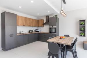 Unique Penthouse with private heated Jacuzzi, close to restaurants and night life