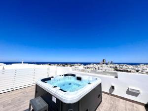 Unique Penthouse with private heated Jacuzzi, close to restaurants and night life