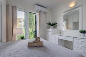 2 Bed Apartment wPool close to Beach + Amenities