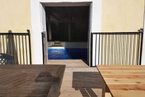 Maisons de vacances Maison de 6 chambres avec piscine interieure jardin clos et wifi a Lespignan : photos des chambres