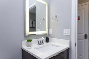 Modern 4 bedroom Home Private Pool 4451