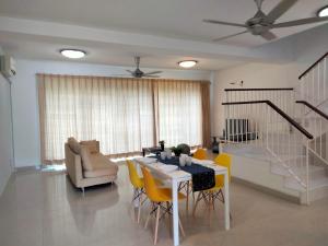 Cyberia Crescent - 3 bedroom 8 Pax