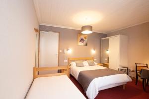 Hotels HOTEL RESTAURANT LE CENTRE : Chambre Triple