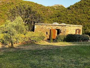 Maisons de vacances Maison de 3 chambres avec jacuzzi jardin clos et wifi a Santo Pietro di Tenda : photos des chambres