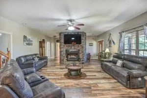 Fish, Kayak and More Lakefront Georgia Home - Trenton