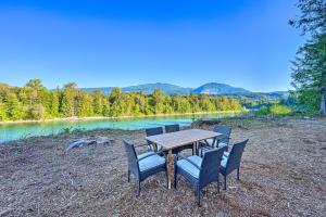 Dreamy Riverside Cabin with Fireplace and Grill