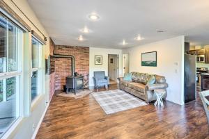 Dreamy Riverside Cabin with Fireplace and Grill