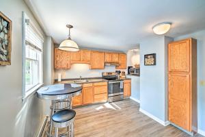 Cozy and Walkable Delmar Getaway with Fire Pit!