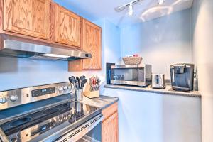 Cozy and Walkable Delmar Getaway with Fire Pit!