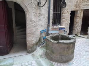 B&B / Chambres d'hotes Petit cocon en plein centre historique d'Uzes - Place aux herbes en zone pietonniere : photos des chambres