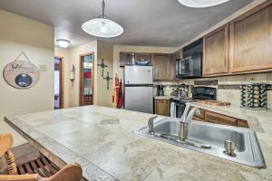Rustic Condo with Deck Less Than 1 Mi to Angel Fire Resort!