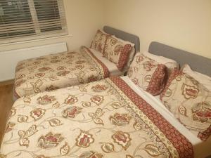 London Luxury Apartment 3 Bed 1 minute walk from Redbridge Stn Free Parking