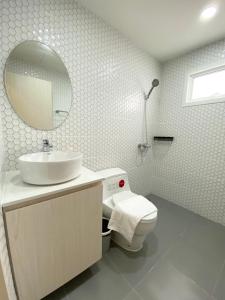 Phòng Deluxe Giường Đôi Có Ban Công (Deluxe Double Room with Balcony)