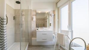 Hotels CERISE Royan - Le Grand Hotel de la Plage : photos des chambres