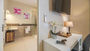 Hotels CERISE Royan - Le Grand Hotel de la Plage : photos des chambres