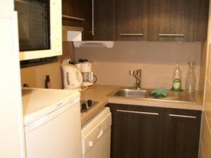 Appartement 3 pièces au pied des pistes avec balcon et coin cuisine - FR-1-557-68