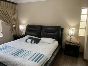 Safari Apartments -Beautiful 3 bedrooms, 10-seater dining , TV room & Garden