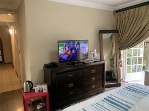 Safari Apartments -Beautiful 3 bedrooms, 10-seater dining , TV room, Garden & Pool