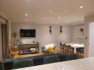 Three Bedroom Apartment by Beautiful Park