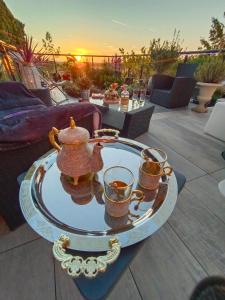 Love hotels Spa de la Lune - Private love room suite with terrace and view - Air Conditioned- Double jacuzzi - Sauna - King size bed - Free WIFI - Free parking - Free breakfast - Close to CDG airport and to the North of Paris : photos des chambres