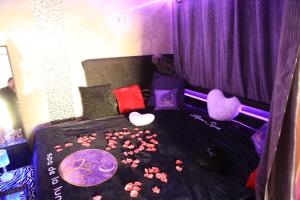 Love hotels Spa de la Lune - Private love room suite with terrace and view - Air Conditioned- Double jacuzzi - Sauna - King size bed - Free WIFI - Free parking - Free breakfast - Close to CDG airport and to the North of Paris : photos des chambres