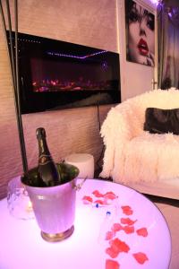 Love hotels Spa de la Lune - Private love room suite with terrace and view - Air Conditioned- Double jacuzzi - Sauna - King size bed - Free WIFI - Free parking - Free breakfast - Close to CDG airport and to the North of Paris : photos des chambres