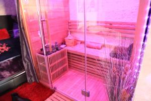 Love hotels Spa de la Lune - Private love room suite with terrace and view - Air Conditioned- Double jacuzzi - Sauna - King size bed - Free WIFI - Free parking - Free breakfast - Close to CDG airport and to the North of Paris : photos des chambres