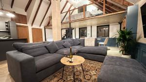 Heart of Tirana Cozy Loft with Fireplace