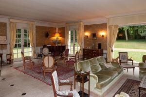 Maisons de vacances Spacious house in a wooded park enclosed by walls and its swimming pool : photos des chambres