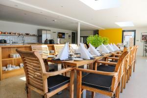 Hall Farmhouse.. dog friendly, large outdoor pool, BBQ and fire pit