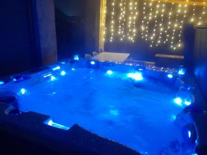 Gîte de charme avec jacuzzi étang babyfoot et rivière