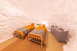 White Cliffs Accommodation -Daybreak Dugout - Unique Cave House