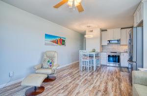 Bella Vista: Marshfront Condo 1 Block To The Beach. Pool & Hot Tub-1st Floor