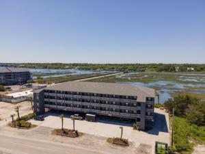 Bella Vista: Marshfront Condo 1 Block To The Beach. Pool & Hot Tub-1st Floor