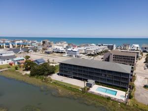 Bella Vista: Marshfront Condo 1 Block To The Beach. Pool & Hot Tub-1st Floor