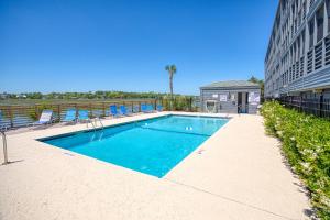 Bella Vista: Marshfront Condo 1 Block To The Beach. Pool & Hot Tub-1st Floor
