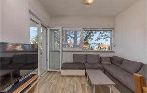 Cozy Apartment In Njivice With Kitchen