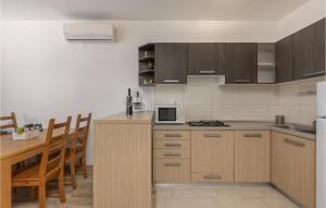 Cozy Apartment In Njivice With Kitchen