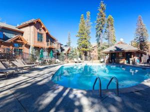 Luxury 2 Bedroom Mountain Vacation Rental In Breckenridge With Access To A Hot Tub And Heated Garage Parking