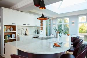 Spacious 4 bed family cottage in parkland setting